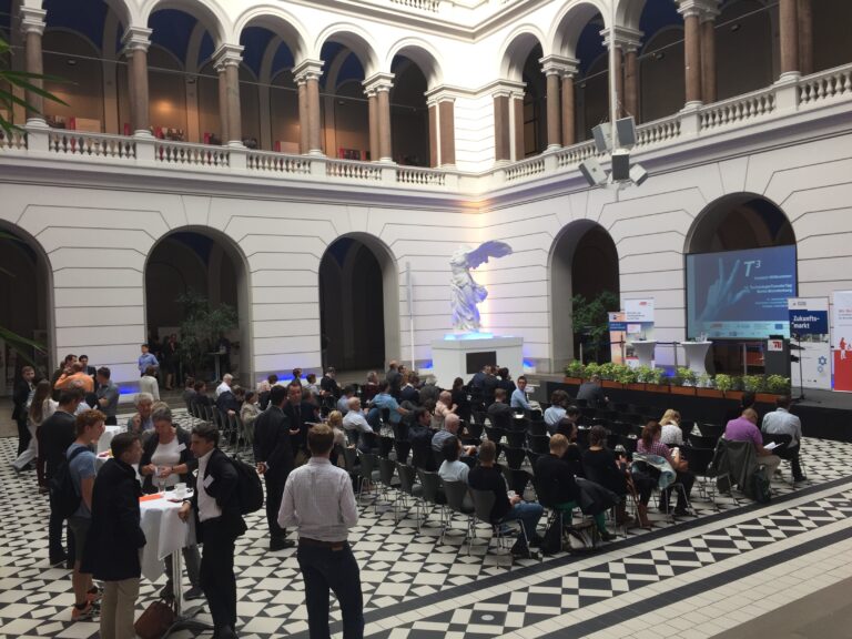 TOM SPIKE beim Technologie-Transfer-Tag Berlin Brandenburg im Lichthof der TU Berlin