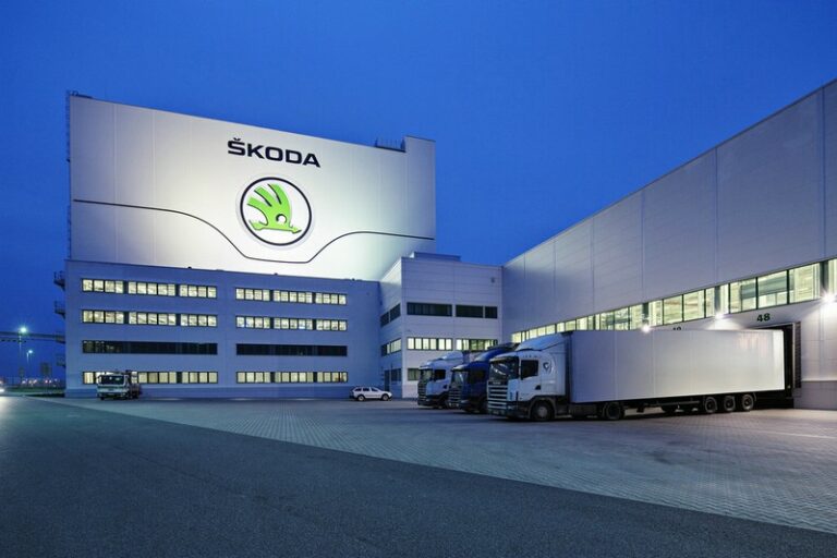 Skoda-Werk mit Logistik-LKWs