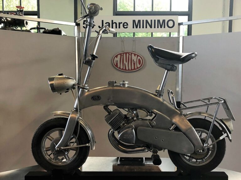 silberfarbenes klappbares Motorrad Minimo: eine Innovation von vor 50 Jahren