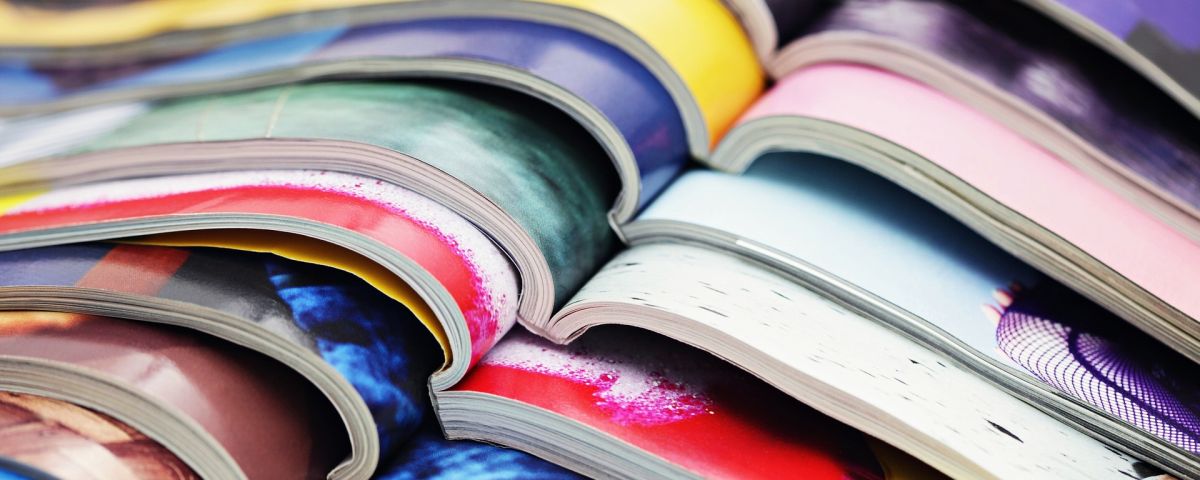 Aufgeschlagene, farbige Zeitschriften als Symbol für Innovation im Verlagswesen - TOM SPIKE