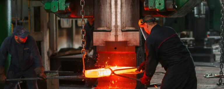 Glühender Stahl und Stahlarbeiter als Sinnbild für technische Herausforderungen und Problemlösen bei Innovation - TOM SPIKE