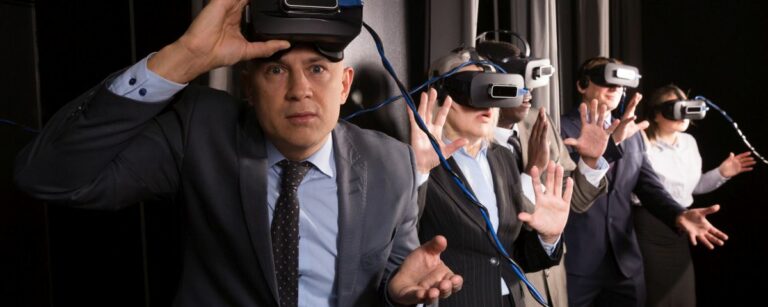 Geschäftsleute mit VR-Brillen im Innovationsworkshop - TOM SPIKE