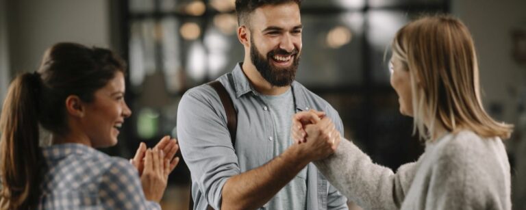 Startup Team Handshake als Symbol für BAFA geförderte Beratung zu Innovation - TOM SPIKE