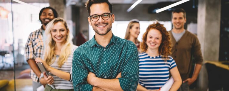 Startup Team im Büro klar zur Beratung - TOM SPIKE