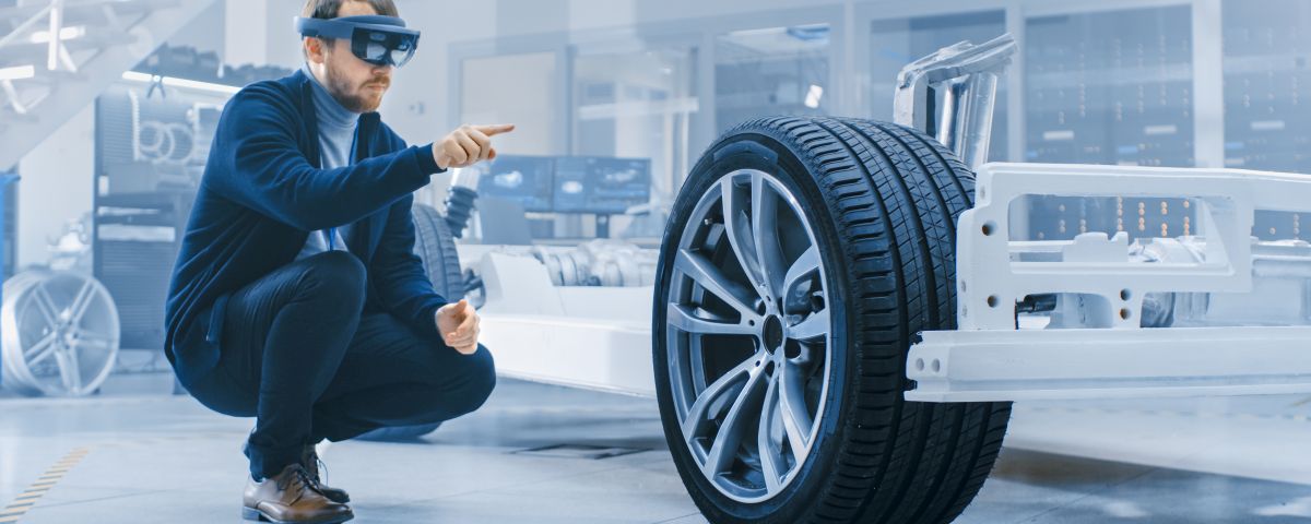 VR-Manager am Fahrwerk als Symbol für Innovationsstrategie im Automotive - TOM SPIKE