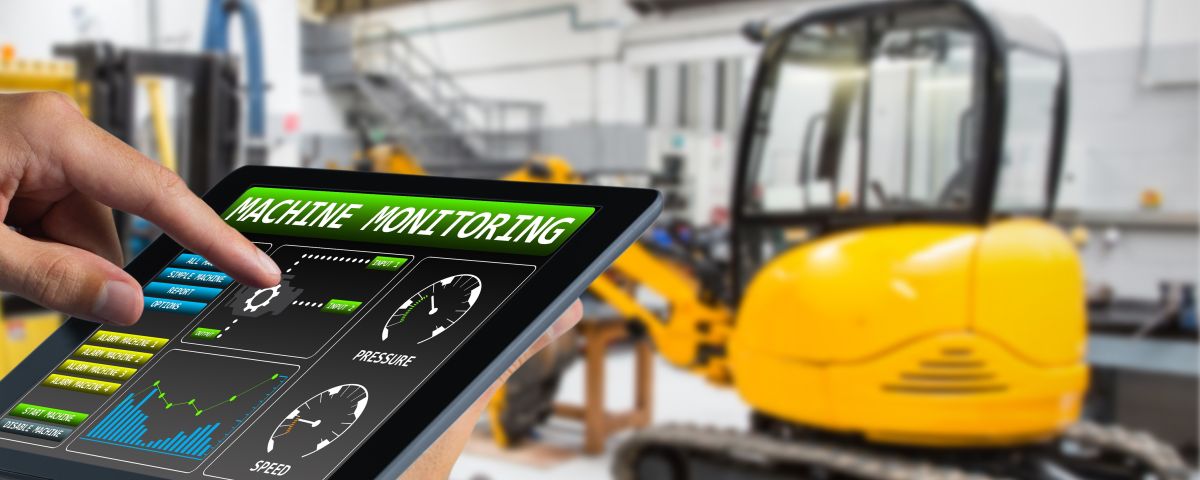 Composite image of man using tablet pc Digitales Dashboard und Bagger als Symbol für Digitalinnovation in Baumaschinen - TOM SPIKE
