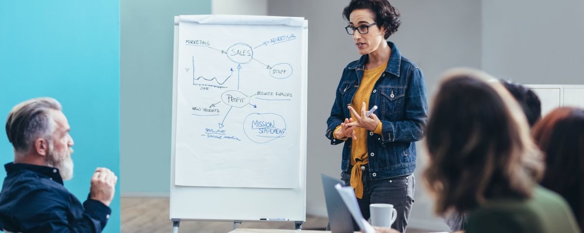Female entrepreneur sharing business plans Geschäftsführung und Kunden diskutieren über Geschäftsmodellinnovation - TOM SPIKE