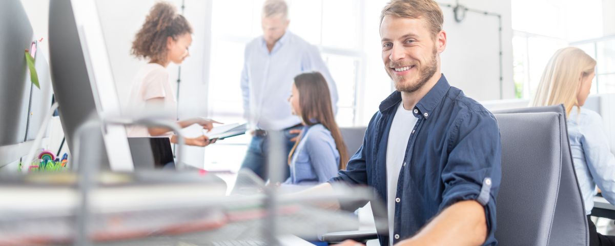 EXIST Team im Büro arbeitet am Ideenpapier für das Gründerstipendium - TOM SPIKE