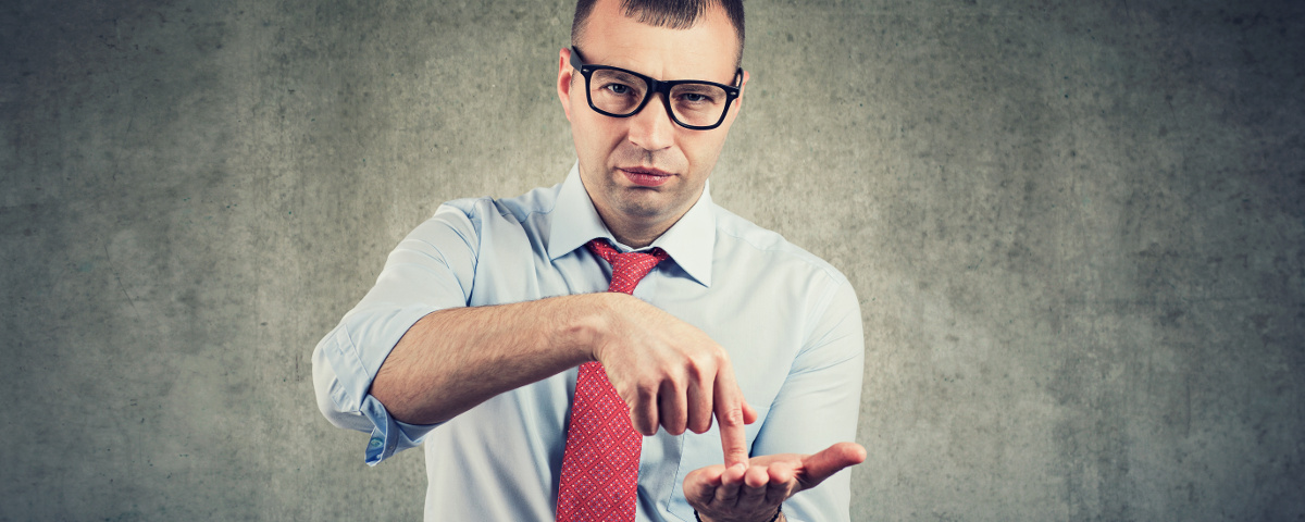Innovationsmanager zeigt mit Finger in offene Hand und will den Business Case sehen - TOM SPIKE