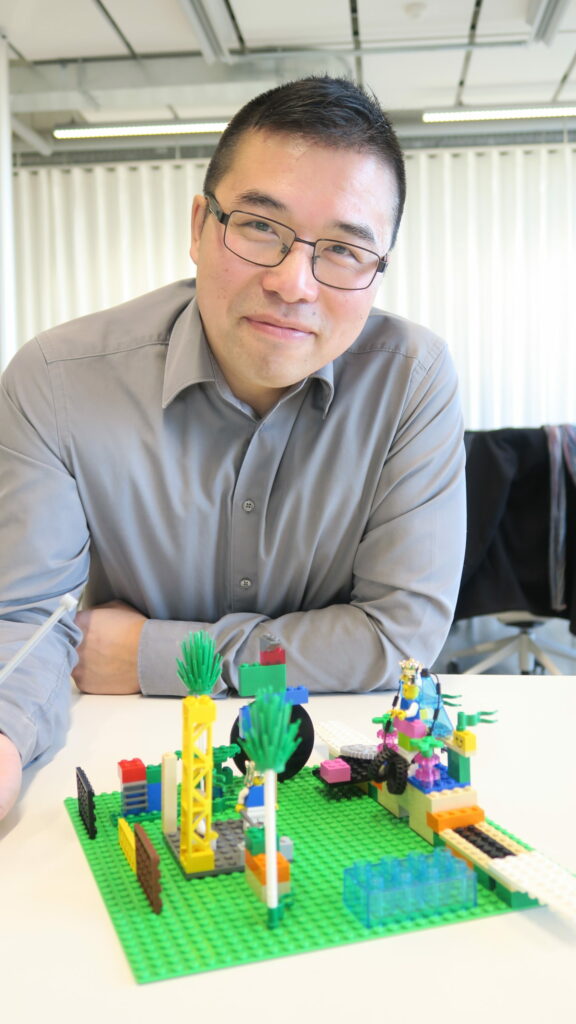 Innovationsberater Sam (Yiheng Cen) mit Ergebnis der Workshop-Kreativität aus LSP - TOM SPIKE