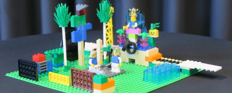 LEGO Serious Play Prototyp mit Palmen und Menschen - TOM SPIKE