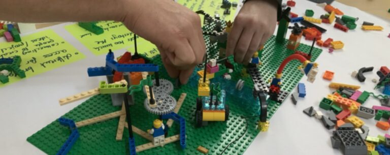 LEGO Serious Play Prototyp in Aktion als Symbol für Entrepreneurship - TOM SPIKE