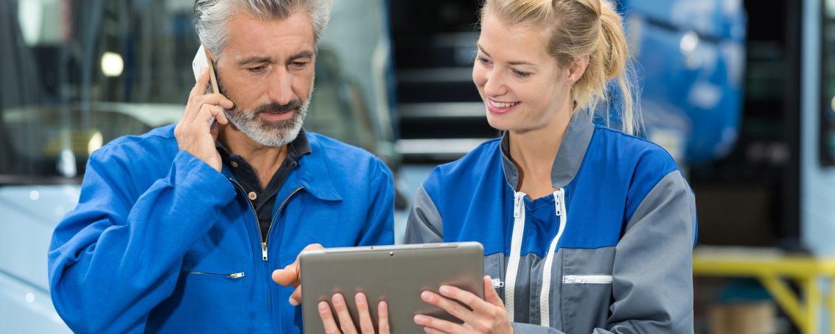 Industrie-Mitarbeiter und -Mitarbeiterin am Telefon testen Hypothesen für neue Geschäftsfelder - TOM SPIKE Structured innovation