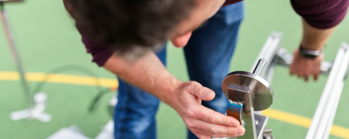 Ingenieur untersucht Problem am Sensor als Symbol für Problem-Validierung - TOM SPIKE Structured innovation, Innovationsberatung