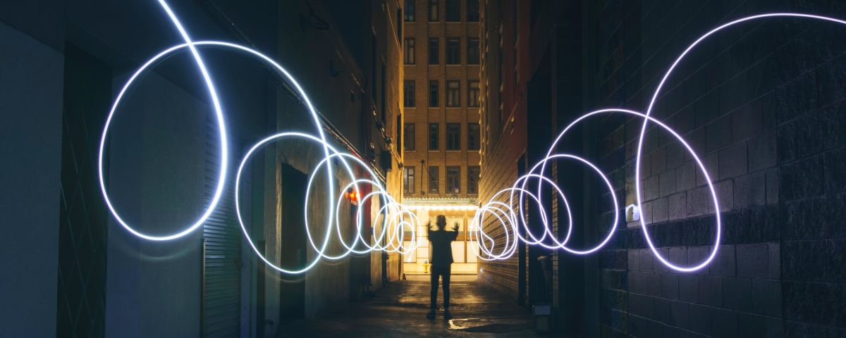 Lichtschleifen in dunkler Stadt als Sysmbol für Circular Economy - TOM SPIKE Structured innovation