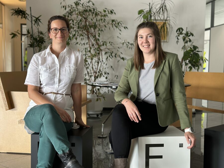 TOM SPIKE Innovationsberatung Case Study, v.l.n.r.: Petra Unger, Team Leader Prototyping and Development Fiberboard and Raw Chipboard und Isabel Sonnleithner, Team Leader Prototyping and Development Laminate, Fundermax GmbH