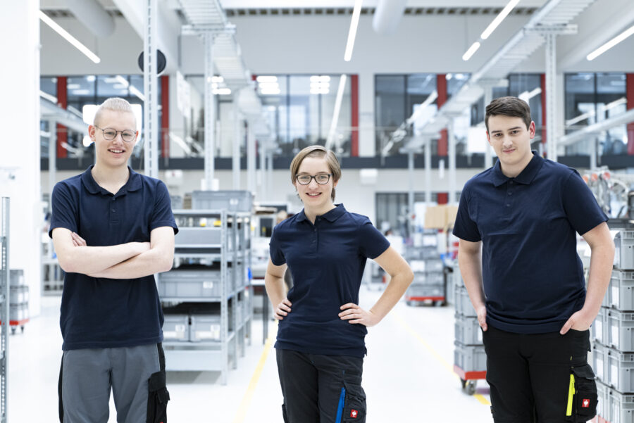 Mitarbeitende bei AVS Römer.