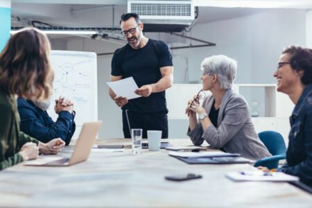 Innovationscoach mit Coachees am Tisch im Industrieunternehmen - TOM SPIKE