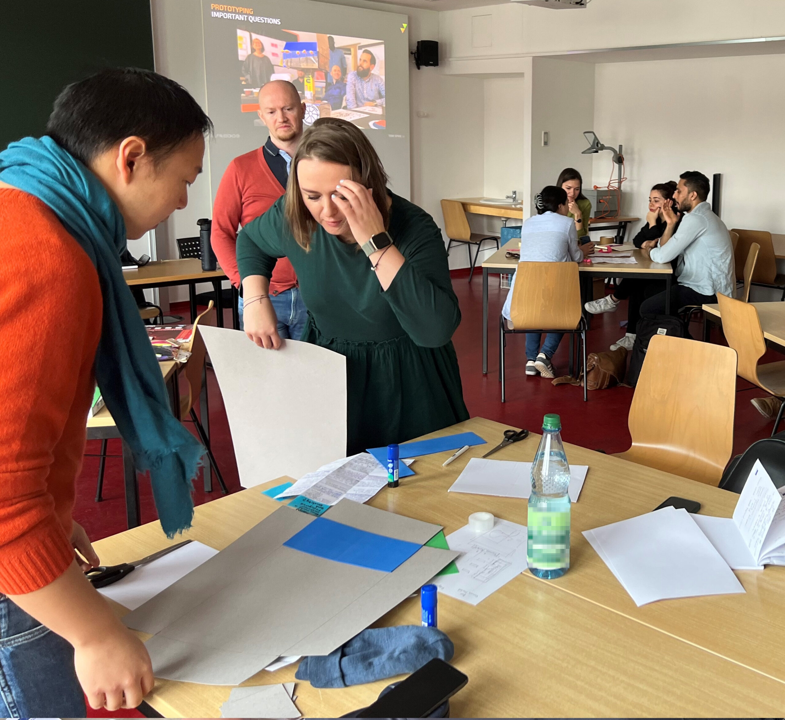 Workshopteilnehmende der BTU Cottbus bei der Gründungsberatung mit TOM SPIKE und Innovationsberater Viktor Miller.