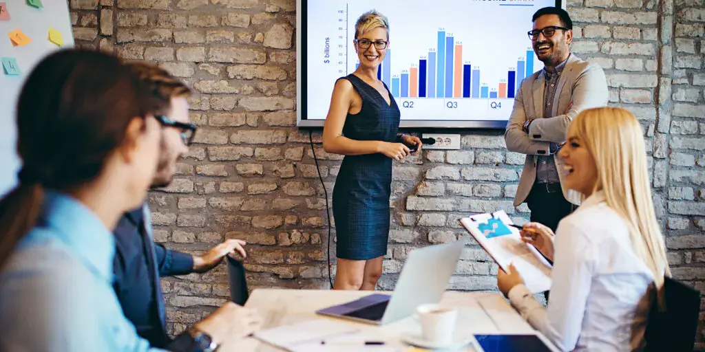 Innovationsmanagement rechnet den Business Case vor Bildschirm mit Quartalszahlen - TOM SPIKE