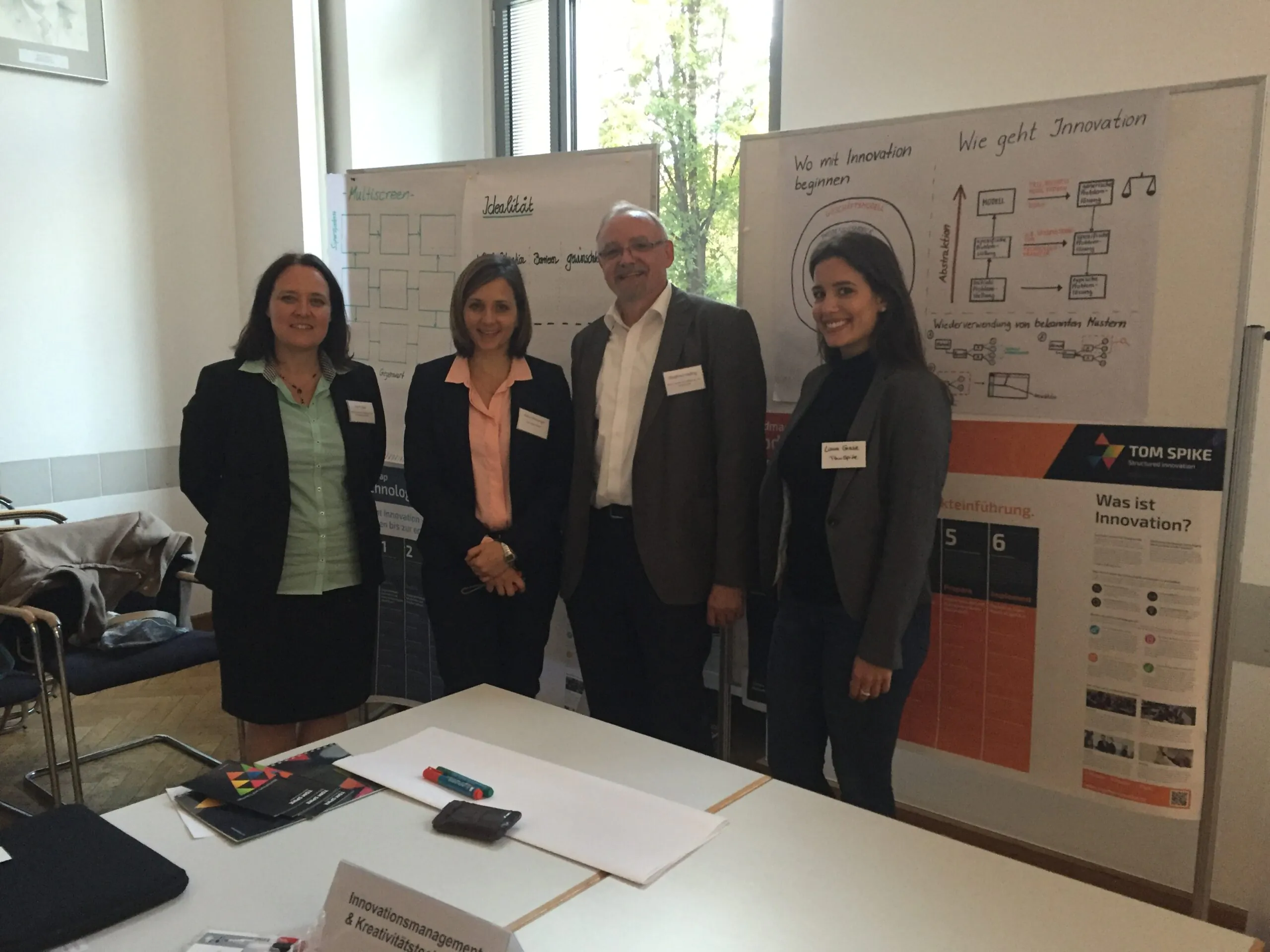 Innovationsberater-Team von TOM SPIKE und Organisatoren von Berlin Partner vor Metaplan