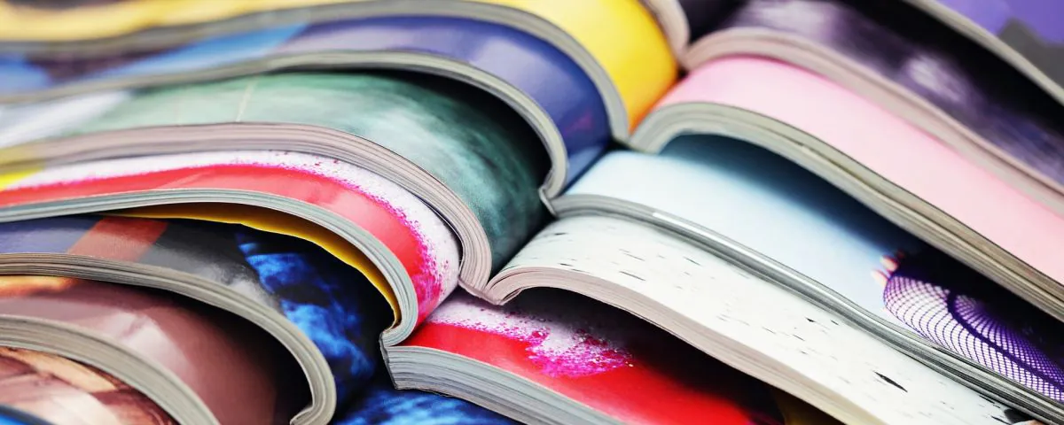 Aufgeschlagene, farbige Zeitschriften als Symbol für Innovation im Verlagswesen - TOM SPIKE