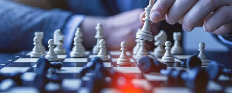 Schachfiguren als Symbol für Innovations-System - TOM SPIKE