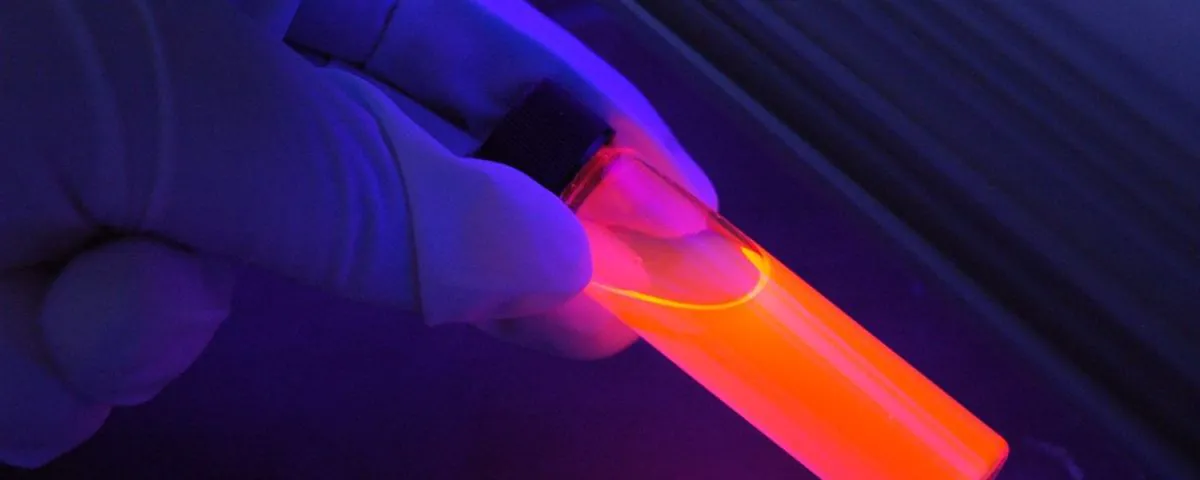 Leuchtende Flüssigkeit in Glasrohr - Symbol für Technologieinnovation - TOM SPIKE