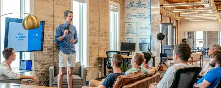 Gründungsteam im Coworking-Space als Symbol für erfolgreiche Ideenentwicklung - TOM SPIKE