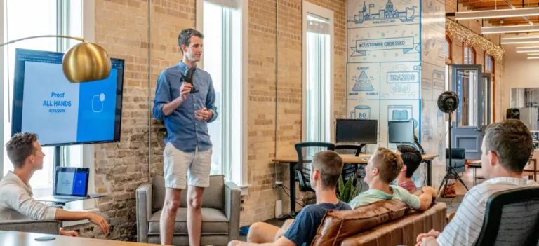 Gründungsteam im Coworking-Space als Symbol für erfolgreiche Ideenentwicklung - TOM SPIKE