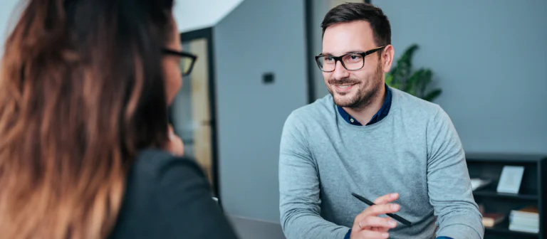 Entspanntes Interview im Business-Kontext als Symbol für Kundeninterviews und New Business Development - TOM SPIKE