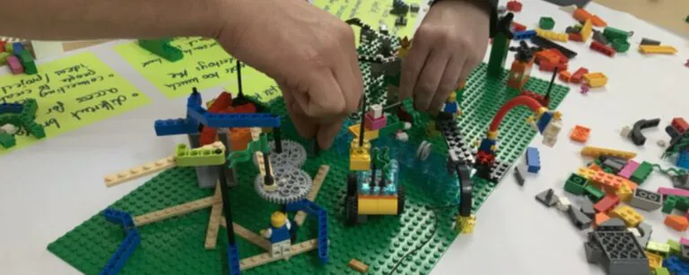 LEGO Serious Play Prototyp in Aktion als Symbol für Entrepreneurship - TOM SPIKE