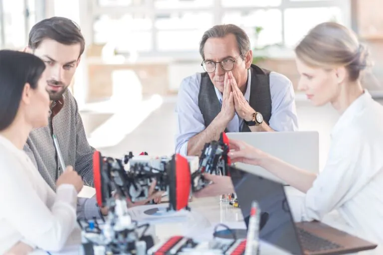 Entwicklungsleiter und Innovationsteam diskutieren Technologieführerschaft als Innovationsstrategie - TOM SPIKE