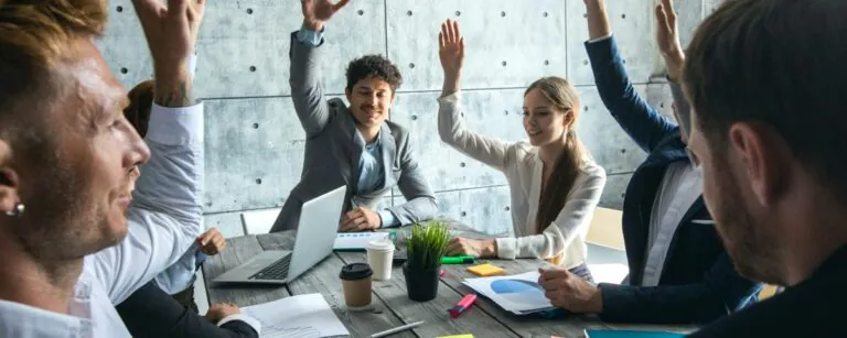 Team hebt die Hände als Symbol für freiwillige im Innovationsteam - TOM SPIKE