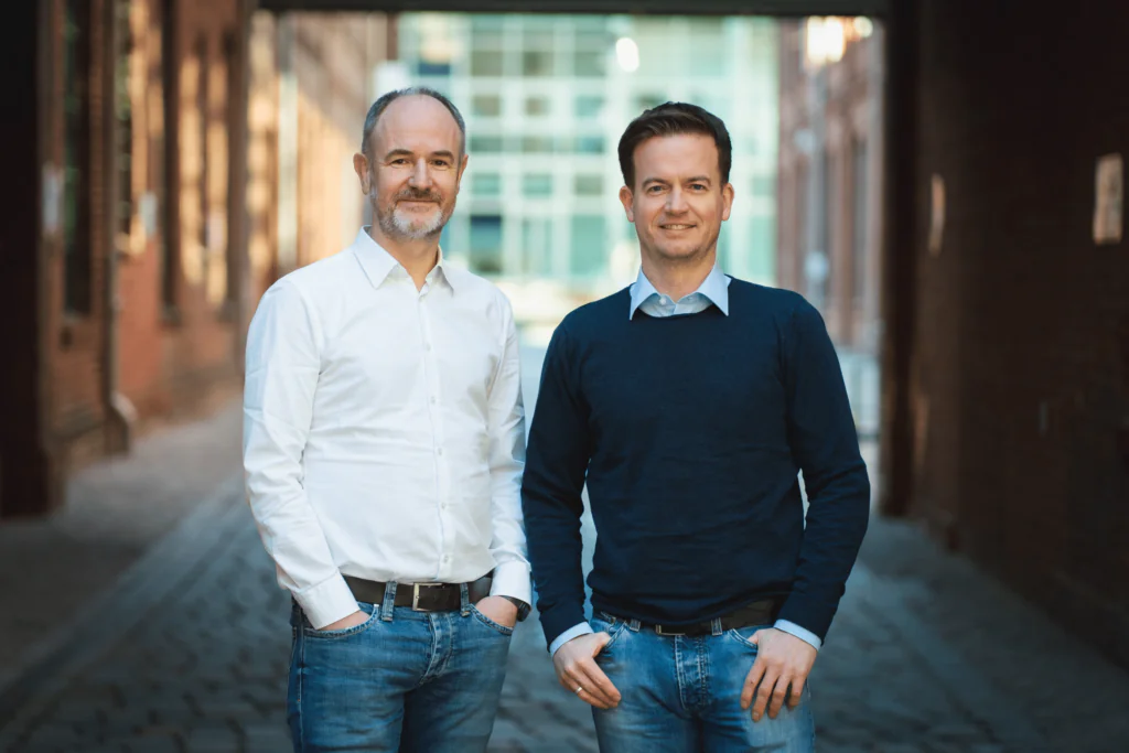 Complevo Geschäftsführer Karsten Friedrich, Stefan-Pillasch (v.l.n.r.): Seit mehr als 13 Jahren liefert COMPLEVO maßgeschneiderte Planungs- und Steuerungssoftware für Branchen, wie z.B. Automotive und Transport & Logistik. Dazu gehören Cloud-Applikationen und -Architektur, Algorithmen, Prognose und KI, Mobile App-Entwicklung und Schnittstellen sowie die minimalinvasive Integration u.a. von SAP.