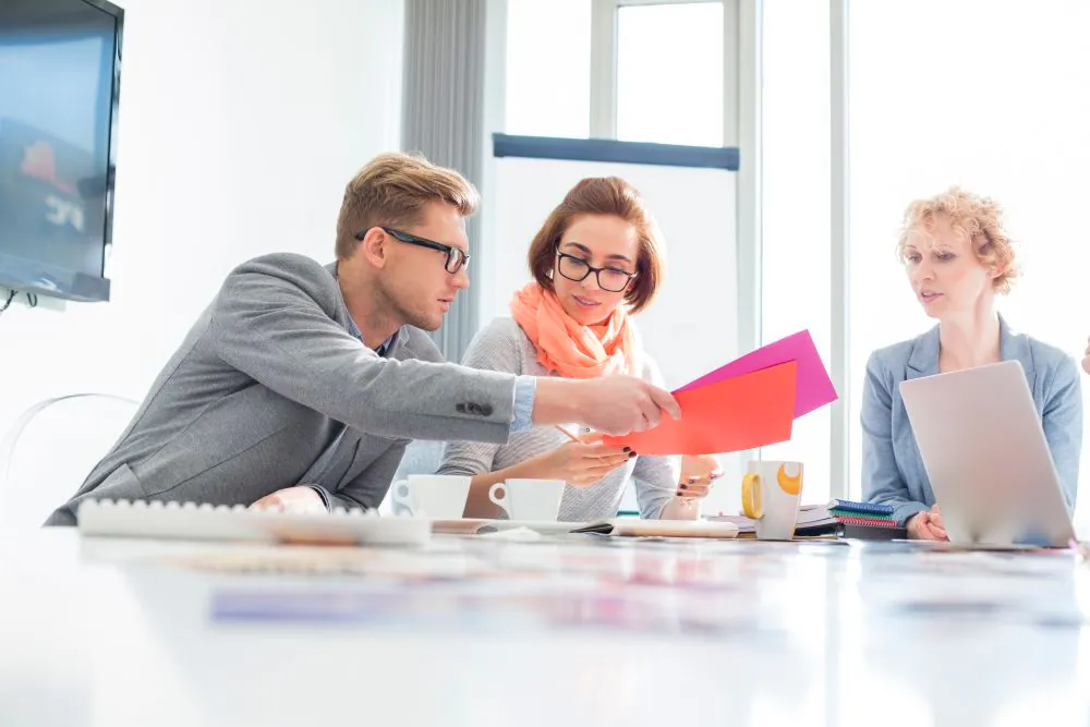Innovationsmanager verteilt Roadmap-Inhalte an Kolleginnen - TOM SPIKE
