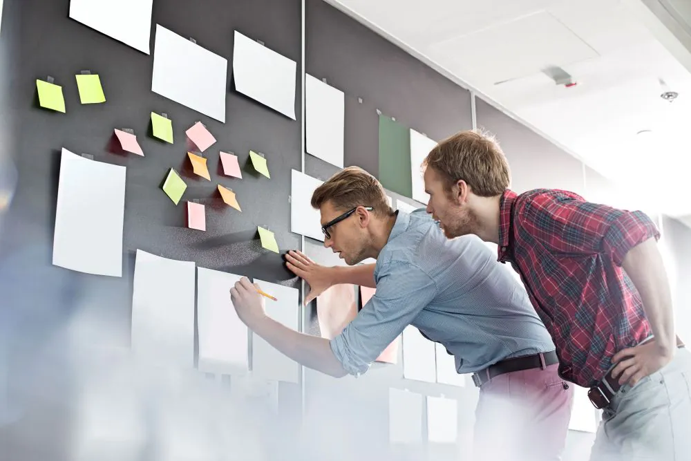 Entwicklungsmanager und Innovationsmanager diskutieren Roadmap-Detail - TOM SPIKE