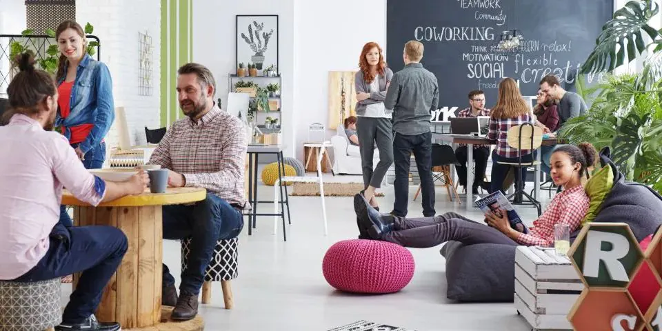 Innovationsteam im Coworking-Space bei der Ideenentwicklung und Ideation - TOM SPIKE